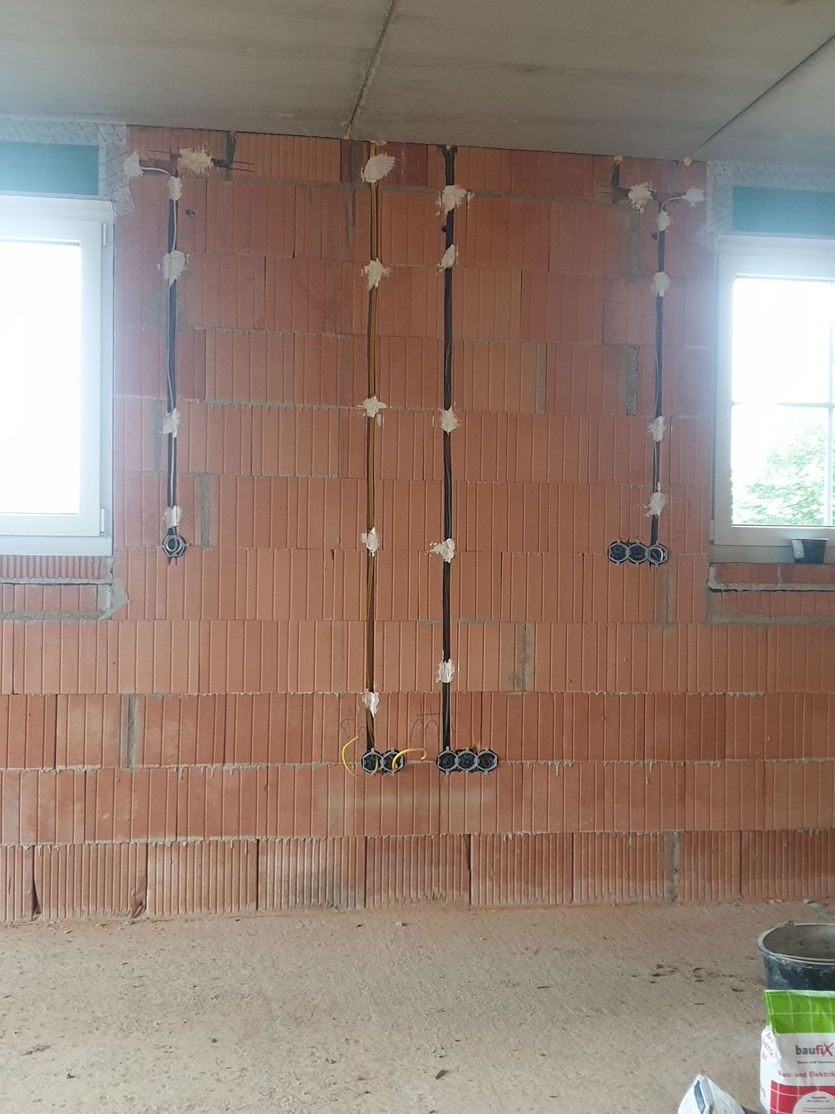Rohinstallation Ziegelwand